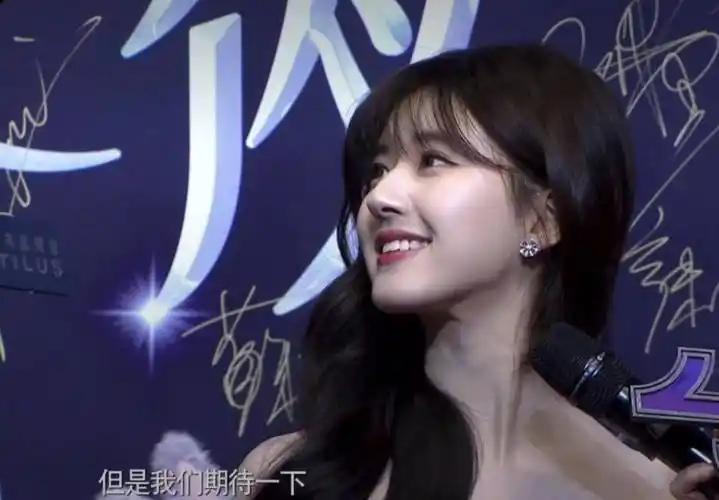 赵露思太厉害了,穿上温柔的纱裙,溜肩秒变"直角肩"_手机搜狐网