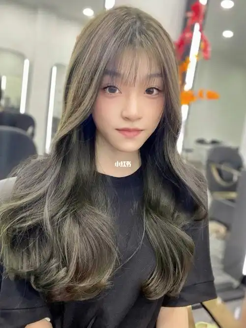 冷色系发色微潮色显白的发色