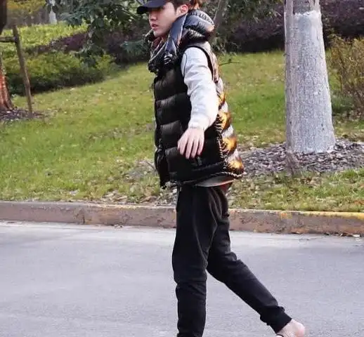 许凯穿旧面包服,这次系了围巾更儒雅,把小白鞋当拖鞋穿好时髦!