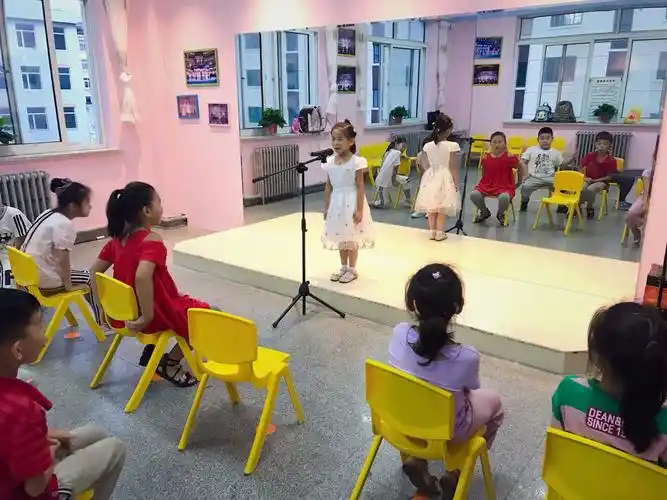 小嗳小主持人口才表演课上的孩子们「新教室,新环境」