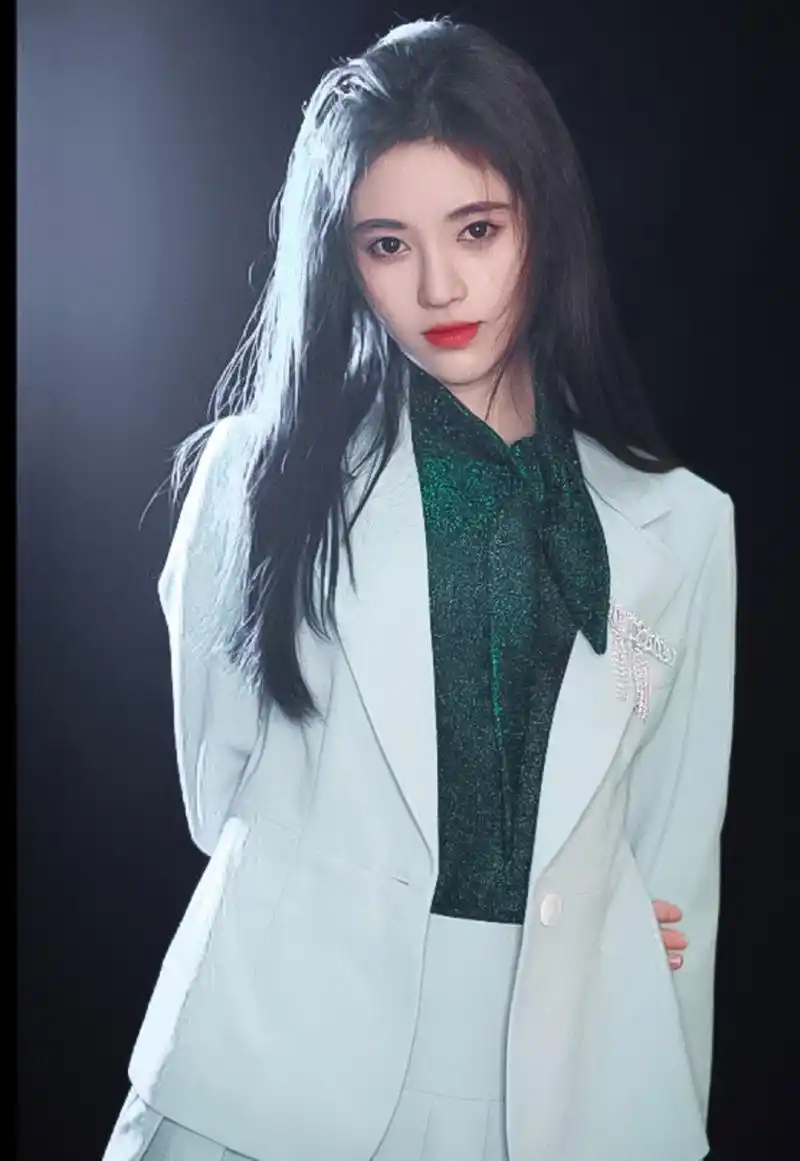 鞠婧祎西装美照大赏,这绝美的颜值让人沉醉,美的不可方物!