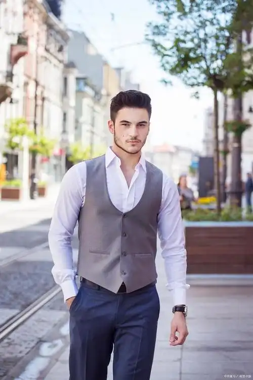 本文将从整体造型到细节搭配,详细介绍男士成熟穿着
