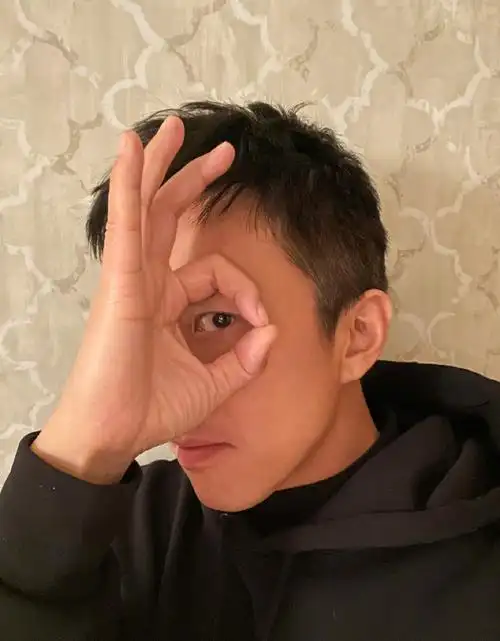 简介:邓超黑色卫衣搞怪帅气自拍图片,分享一组邓超图片给大家,图中的