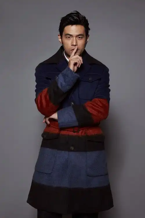 求周杰伦发型向后梳的这张照片原图