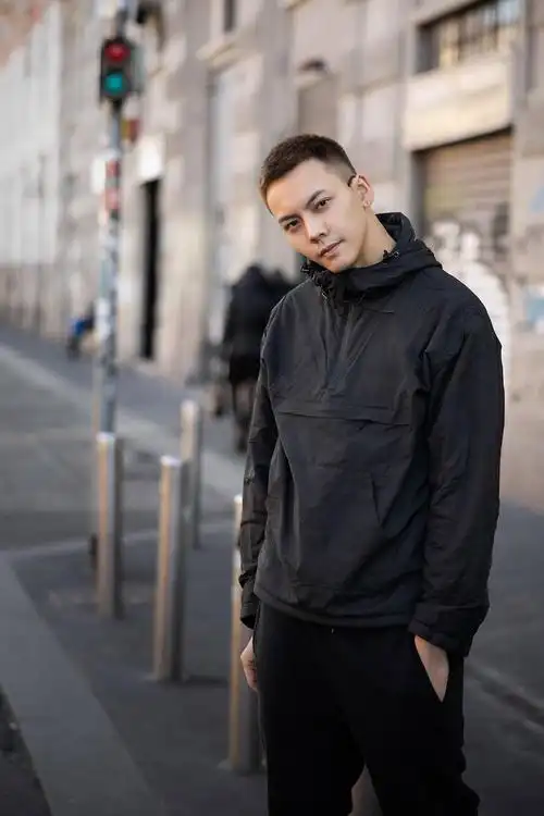 陈伟霆米兰男装周街拍,寸头蛮帅的,他好喜欢眼镜.