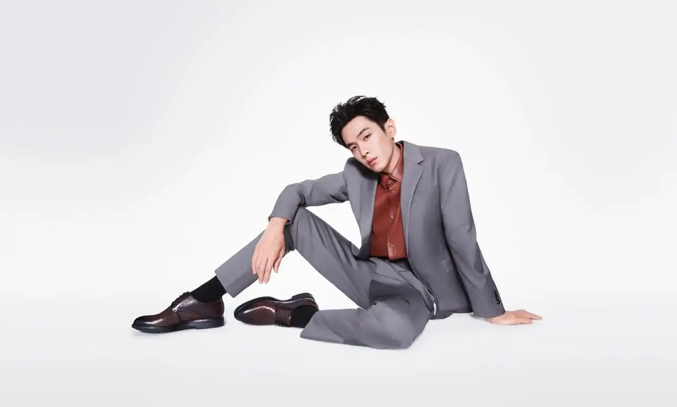 张若昀一则造型穿搭同款解析来了,他穿了灰色西服套装,内搭棕色衬衣