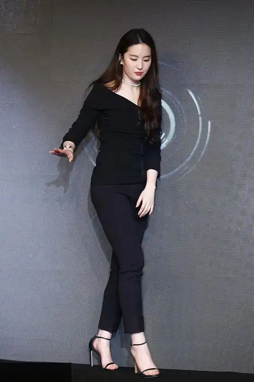 刘亦菲在酒吧玩到深夜被拍上了年纪并不清纯身材但是很真实