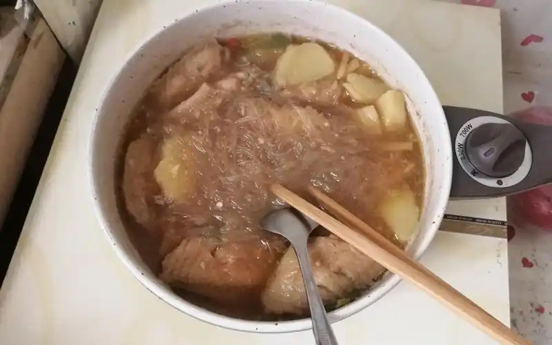 鸡翅土豆粉丝煲_哔哩哔哩_bilibili