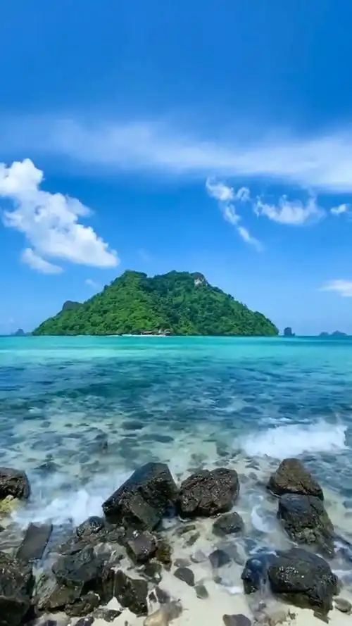 海浪拍打着海滩美丽的海岛风光治愈系风景