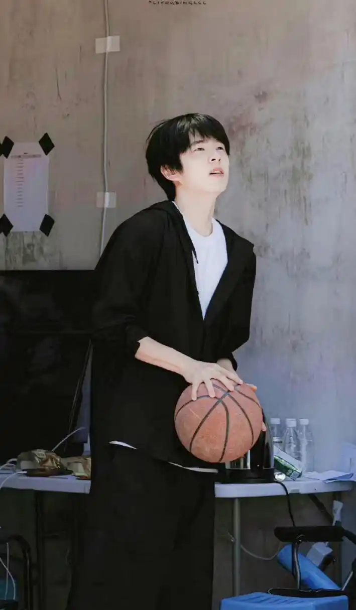 随后,刘昊然发文称自己腿受伤了,因为鼻子下意识地擦了擦汗!