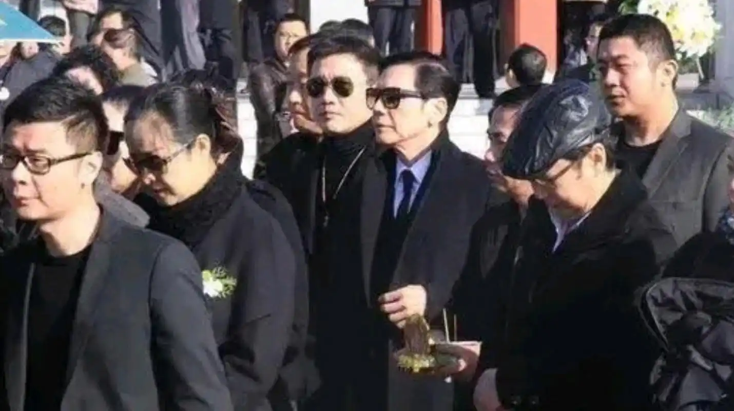 向华强在公司遭机枪扫射,连陈惠敏出面都险丧命,凶手是谁派来的?