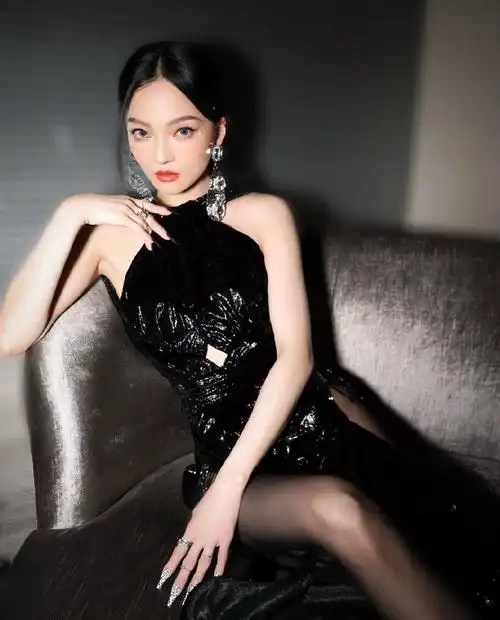 网上曝光一组张韶涵晚会献唱的照片,她身穿露背高开叉裙大秀美腿,身姿