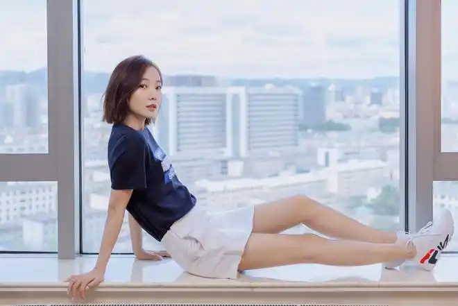 王珞丹的感情故事有过一段短暂的婚史最后和圈外男人定情