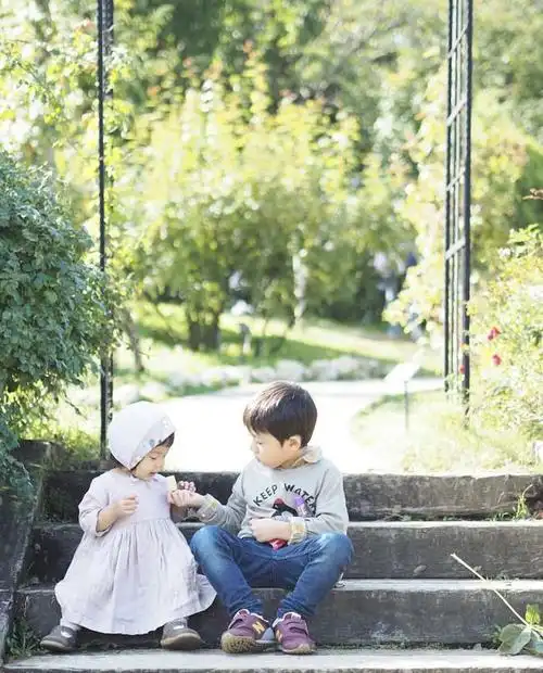 这位妈妈的偷拍照治愈无数人一儿一女这样晒娃简直太犯规了