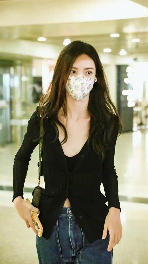 金晨机场秀太性感,黑色深v开衫配牛仔裤,锁骨线条太迷人