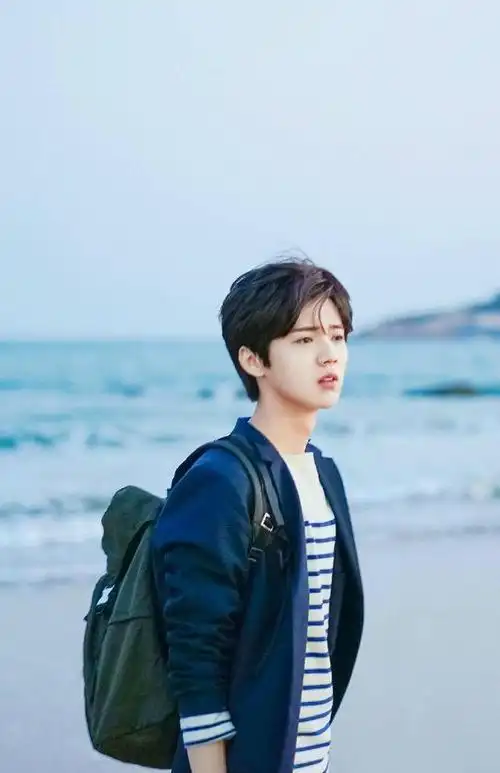 34岁鹿晗带货引热议,脸肿成"老嫂子",网友:撞脸65岁刘雪华