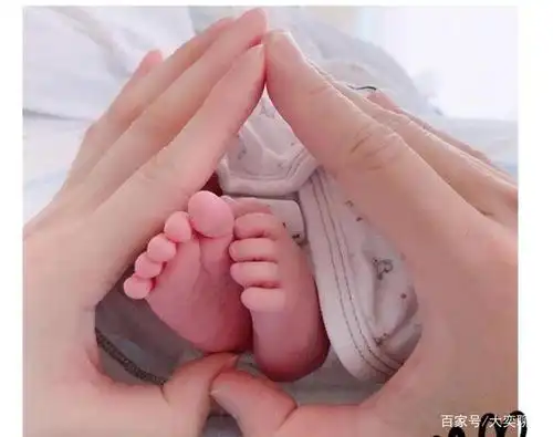 "最美女配"沈卓盈当妈,晒一家三口合照,画面相当温馨!