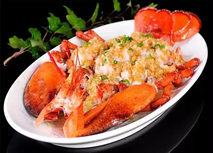 p>蒜蓉蒸龙虾是一道菜肴,主料是龙虾一尾(20两),大蒜6粒.