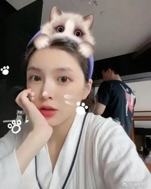 杜淳送花哄老婆王灿塞满整个冰箱制造惊喜王灿感动晒照秀恩爱