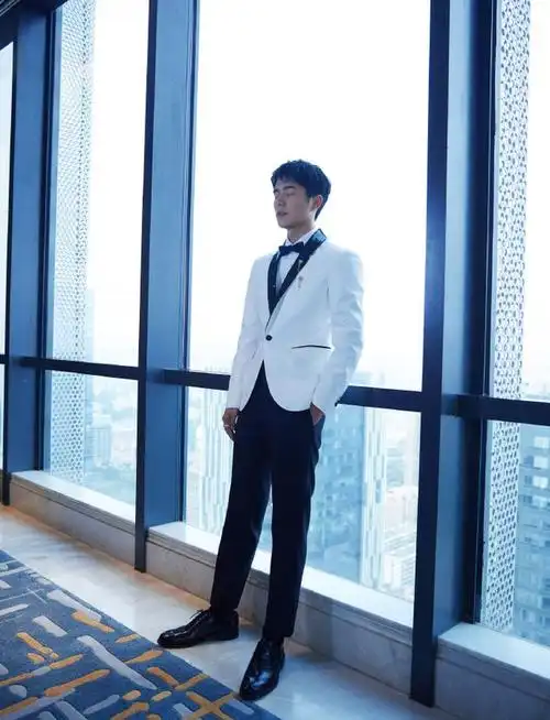 刘昊然前辈时代变了职场穿这么老气会被劝退的