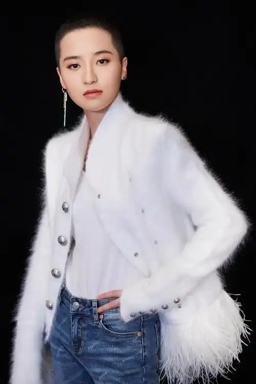 p data-id="gocmgd0tx2">蒋一侨,原名蒋瑶佳,1