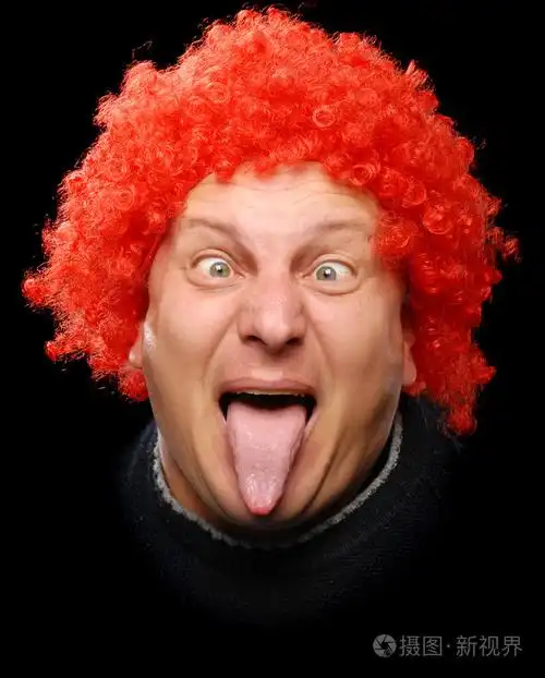 一个人做鬼脸的关门