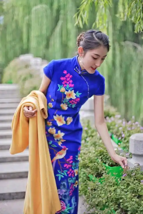 一袭惊艳四座的马卡龙色旗袍,为这个冬季带来一抹亮色._女子