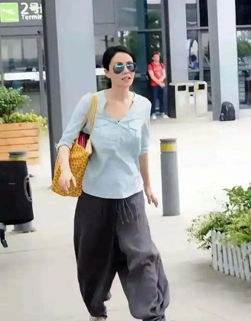 54岁王菲逆龄穿搭!裤中晃出"松弛美",你敢尝试吗?