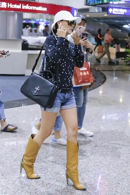 [第五大道]52岁那英就是"飒"!穿短裤配长筒皮靴,这身段60后里真少见