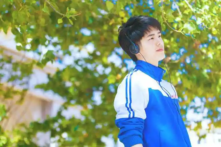 《最好的我们》的热播,一组他穿校服的美图疯传网络,图中的刘昊然没有