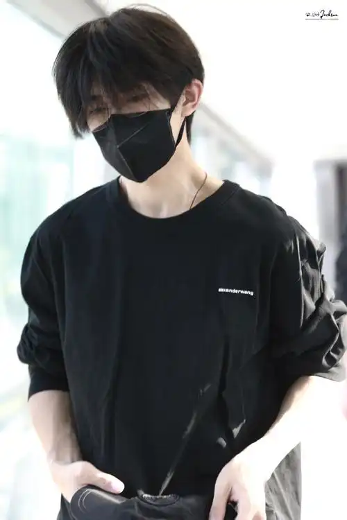 易烊千玺北京出发饭拍##易烊千玺机场