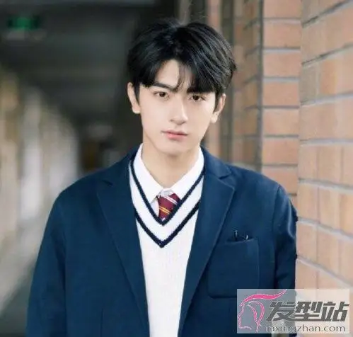 方脸男生剪什么发型好看时尚和帅气一款发型就搞定