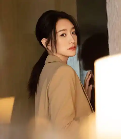 李小冉日常出席活动或拍摄有很多正装搭配,非常适合职场女性参考.