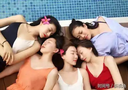 人妻大解放!高圆圆穿深v躺泳池 表情十分陶醉