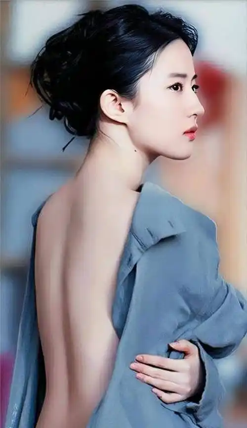 刘亦菲的身材真挺好,穿透亮的黑纱裙秀出曲线_黑色_裙子_设计