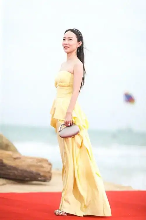 霍思燕又自信素颜走机场穿黑t恤配牛仔裤不化妆反而更年轻