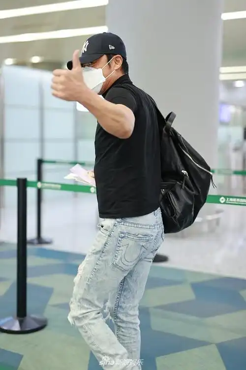 59岁马景涛身材紧实肌肉瞩目 对镜头竖大拇指好霸气