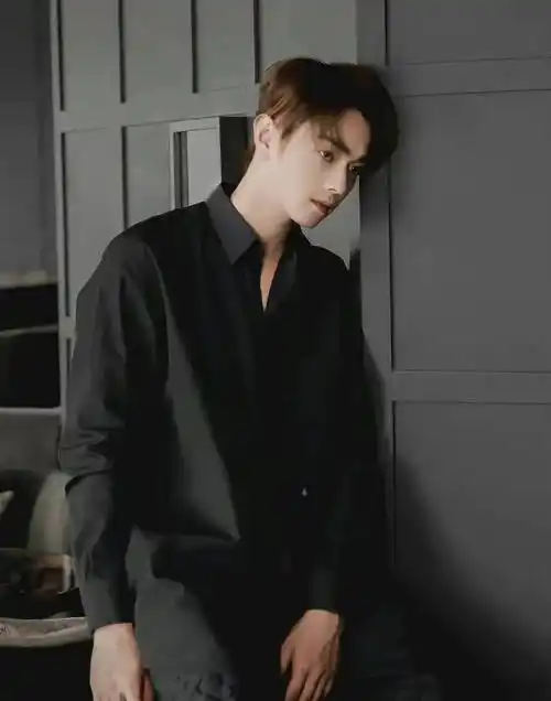 男明星黑衬衫才是最帅的!