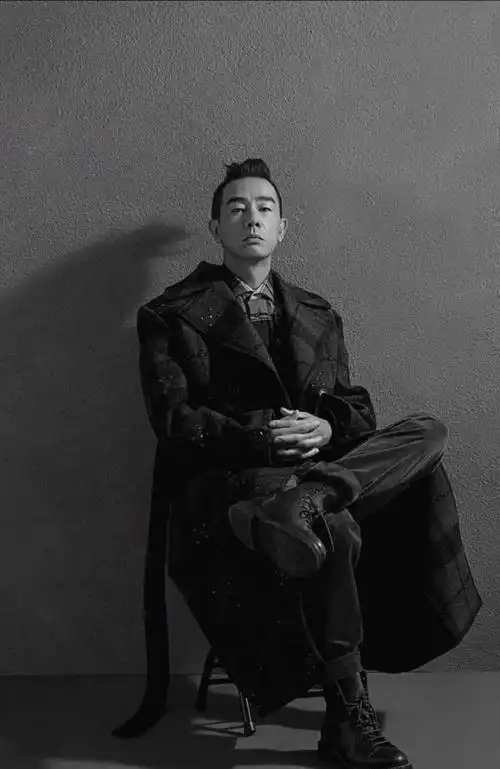 53岁陈小春魅力依旧留起胡子沉稳帅气舞台造型搞怪张扬