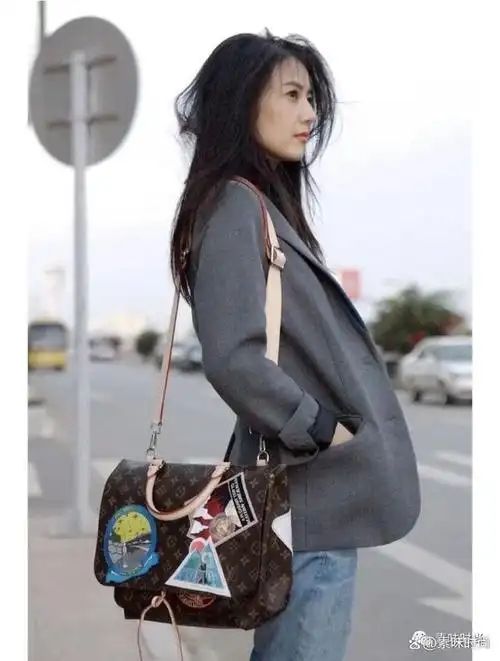 高圆圆一直都是亲和感很好的邻家姐姐型的美女,在穿搭方面多半也是以
