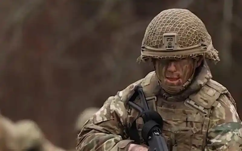 澳大利亚教官正在英国协助培训乌克兰战士.