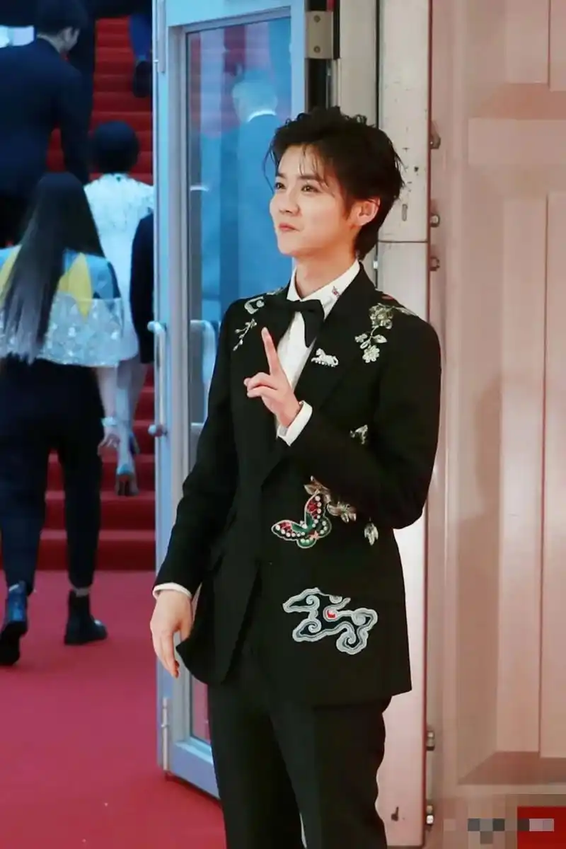 鹿晗穿黑色刺绣西装,气质儒雅