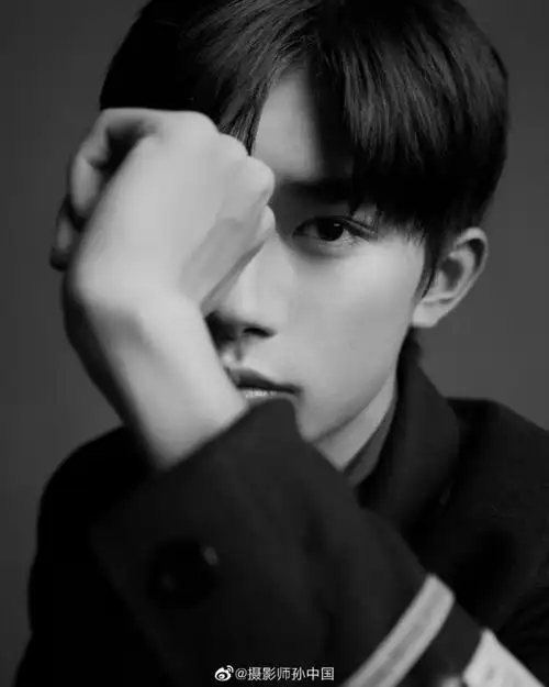 易烊千玺新图预警,黑白色调质感十足
