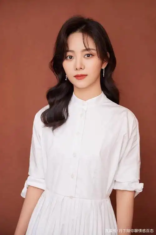 谭松韵,1990年5月31号出生于四川省泸州市,中国内地影视女演员.