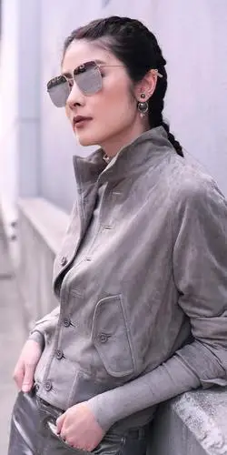 48岁陈慧琳穿黄色格纹套装逛街,颜值气质依旧,被岁月优待的美人