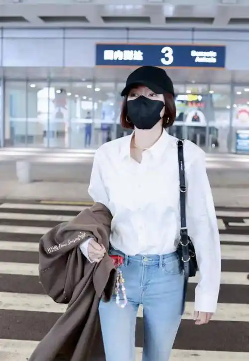 秦岚现身机场,身穿白衬衫搭配牛仔裤,简约却不失出众!_身材_造型_气质