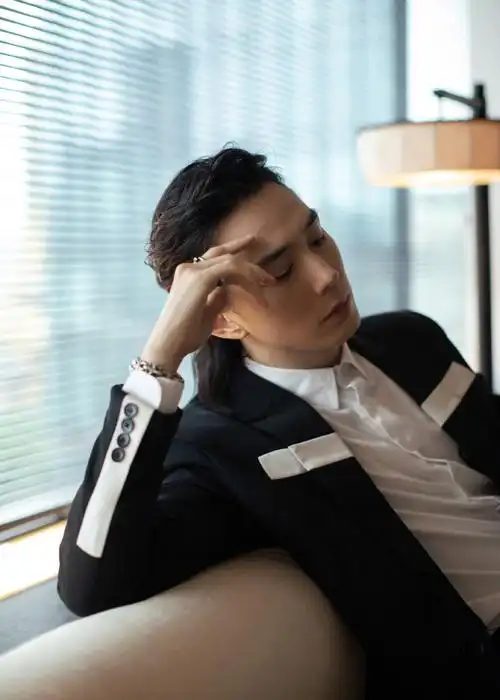 李承铉超话今日活动造型图集,很考验驾驭力的长发,利落笔挺的西服套装