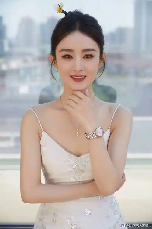 赵丽颖浪漫上线,丸子头簪发白色吊带长裙,诠译明兰典雅美人_造型_气质