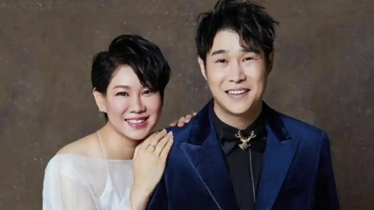 小沈阳演唱会上与老婆合唱,沈春阳现场飚高音,造型酷似赵英俊