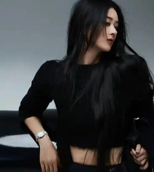 赵丽颖再拍时尚大片,轻松驾驭百变风格,眼神疏离冷酷_黑色_红色_身材